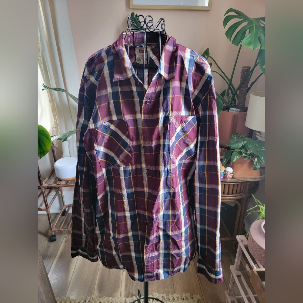 EUC Levi's Plaid Button Down